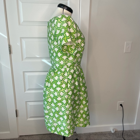 Marc New York Andrew Mark Cap Sleeve Shift Dress with Green Trefoil Design Sz 12 - Picture 3 of 7